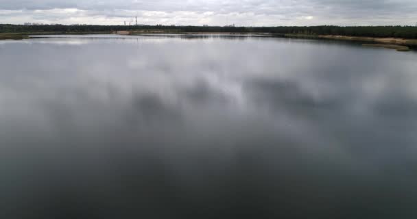 Drone luchtfoto transparant gevuld met zoet water aan de rand van transparant gevuld met zoet water omgeven door dicht groen bos Concept outdoor natuur. — Stockvideo