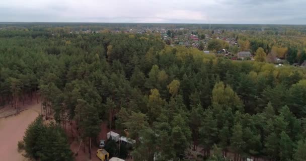 Un área salvaje de tiro elevado transparente lleno de agua dulce en las afueras de transparente lleno de agua dulce rodeado de bosque verde denso Concepto naturaleza al aire libre. — Vídeo de stock