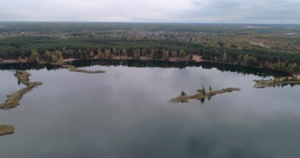 Vista aérea paisaje lago artificial con espejo superficie de agua pura en las afueras de estanques claros con espejo superficie de agua pura rodeado de bosque verde denso Concepto naturaleza al aire libre. — Vídeo de stock