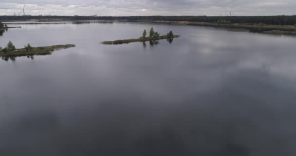 Drohne Antenne Video künstlichen See mit Spiegeloberfläche aus reinem Wasser am Stadtrand von transparent mit Süßwasser gefüllt, umgeben von dichtem grünen Wald Konzept Natur im Freien. — Stockvideo