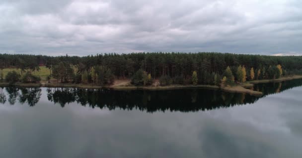 Ein Overhead Shot Wildnis Bereich künstlichen See mit Spiegeloberfläche aus reinem Wasser am Rande des transparenten mit Süßwasser gefüllt, umgeben von dichtem grünen Wald Konzept Natur im Freien. — Stockvideo
