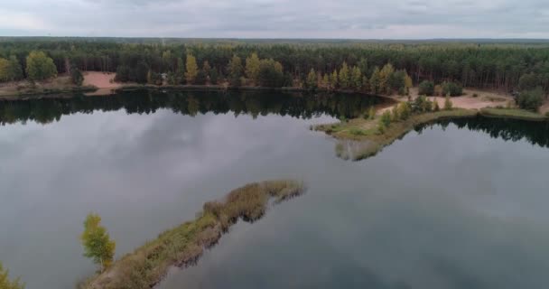 N overhead shot wilderness area clear ponds with mirror surface of pure water on outskirts of clear ponds with mirror surface of pure water surrounded by dense green forest Concept outdoor nature. — Stock Video