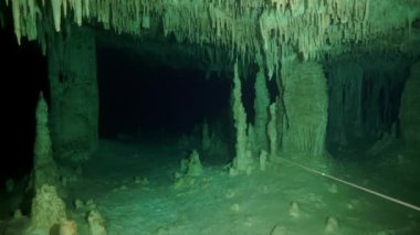 Yucatan Meksika 'da mağara dalışı.