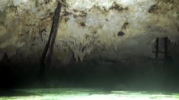 Cave diving underwater in Yucatan Mexico cenotes. — Stock Video