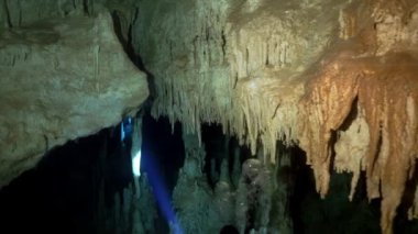 Yucatan Meksika 'da mağara dalışı.