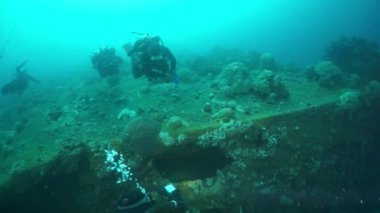 Chuuk Adaları 'ndaki gemi enkazının Truk Gölü' ndeki dalgıçlar.