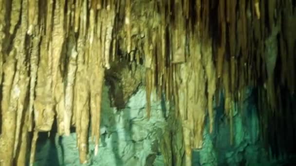 Buceadores en rocas de cueva submarina Yucatán México cenotes. — Vídeos de Stock