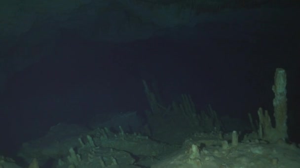 Buceadores en rocas de cueva submarina Yucatán México cenotes. — Vídeo de stock