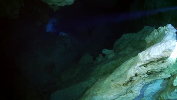 Taucher in Felsen der Unterwasserhöhle Yucatan Mexiko Cenoten. — Stockvideo