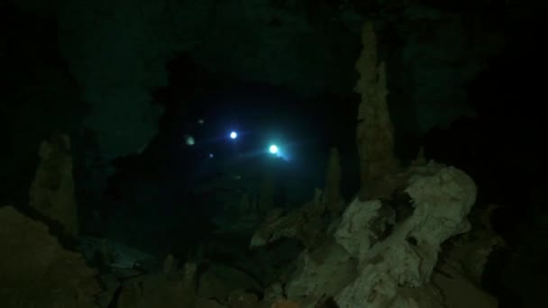 수중 동굴인 유카탄 멕시코 케 노 테의 바위 속의 잠수부들. — 비디오