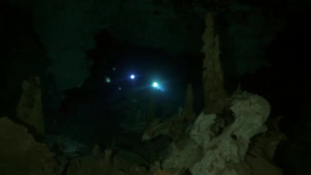 Nurkowie w skałach podwodnej jaskini Yucatan Meksyk cenotes. — Wideo stockowe