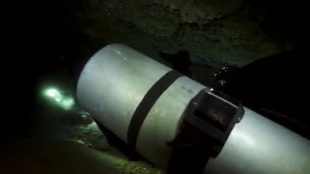 Buceadores en rocas de cueva submarina Yucatán México cenotes. — Vídeo de stock