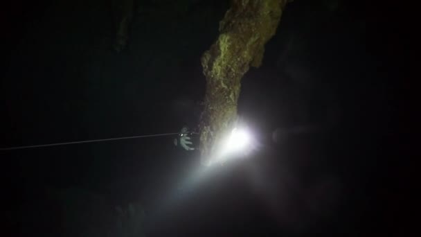墨西哥尤卡坦半岛海底洞穴岩石中的潜水者. — 图库视频影像