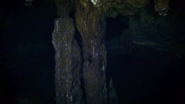 Jeskynní potápění v podmořských jeskyních Yucatan Mexiko cenoty. — Stock video