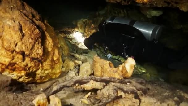 Divers in rocks of underwater cave Yucatan Mexico cenotes. — Stock Video