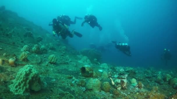 Duikers in Truk Lagune van schipbreuk op Chuuk Eilanden. — Stockvideo