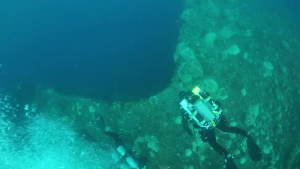Chuuk Adaları 'ndaki gemi enkazının Truk Gölü' ndeki dalgıçlar. — Stok video