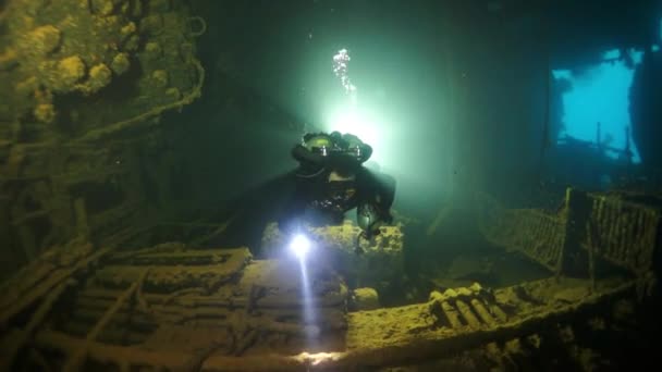Penyelam di kapal tenggelam dalam pandangan pada bangkai kapal di bawah air di Laguna Truk. — Stok Video
