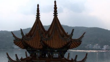 Yunnan Eyaleti 'ndeki Fuxian Gölü kıyısında Çin usulü çatı çardağı..