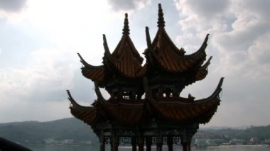 Yunnan Eyaleti 'nde Fuxian Gölü kıyısında Çin tarzı çatısı olan bir çardak..