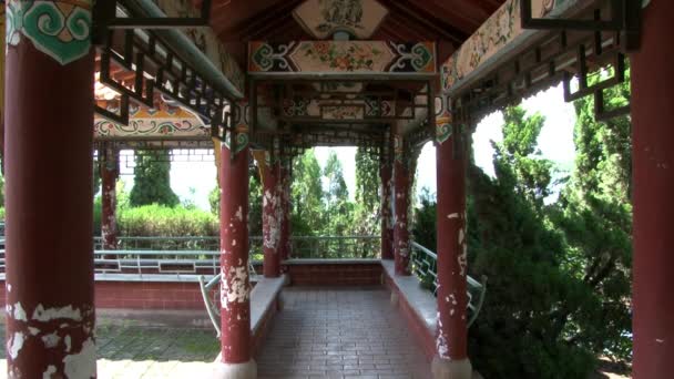 Μοναστήρι κτίριο του θρησκευτικού κέντρου του κινεζικού Βουδισμού στη λίμνη Fuxian. — Αρχείο Βίντεο