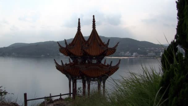 Roof gazebo in Chinese style on coast of Fuxian Lake in Yunnan Province China. — Stock Video