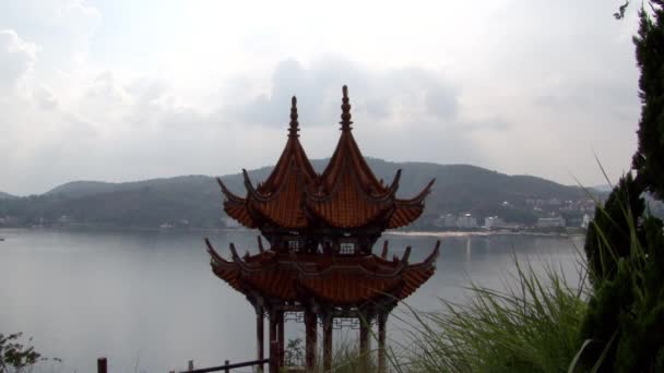 Altánek s čínským stylu střechy na pobřeží Fuxian Lake v provincii Yunnan Čína. — Stock video