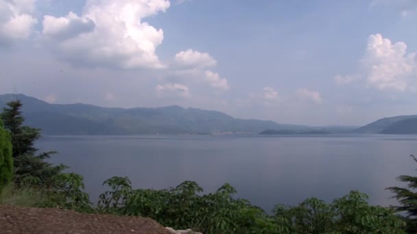 Gazebo z chińskim dachem na wybrzeżu jeziora Fuxian w prowincji Yunnan. — Wideo stockowe