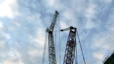 Heykel işçisi ve kolhoz kadının yapımı Vera Mukhina tarafından yapılmıştır.