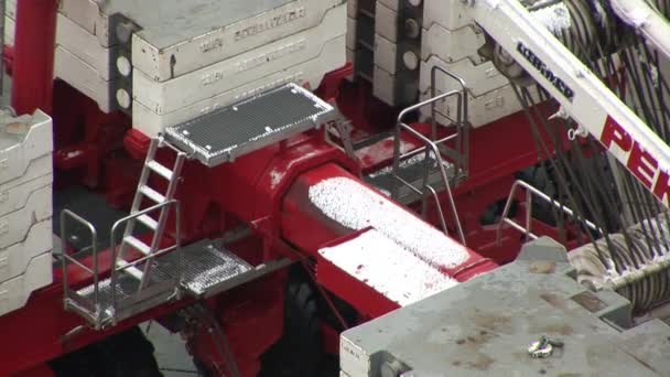 Reuzenkraan speciaal transport in beweging op bouwplaats in de winter. — Stockvideo