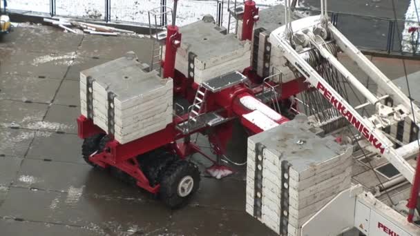 Reuzenkraan speciaal transport in beweging op bouwplaats in de winter. — Stockvideo