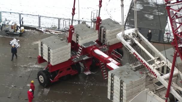 Reuzenkraan speciaal transport in beweging op bouwplaats in de winter. — Stockvideo