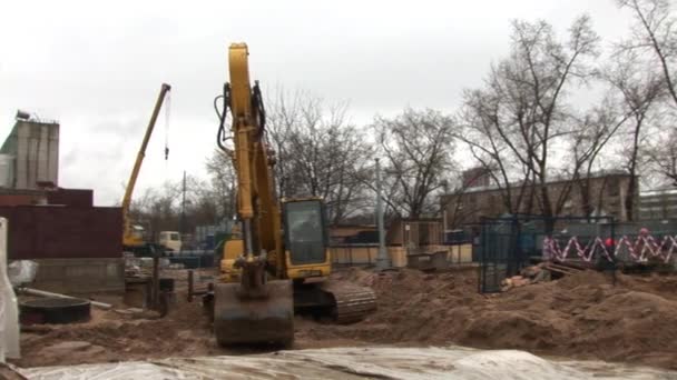 Bouw beeldhouwwerk Worker en Kolkhoz Woman is gemaakt door Vera Mukhina — Stockvideo