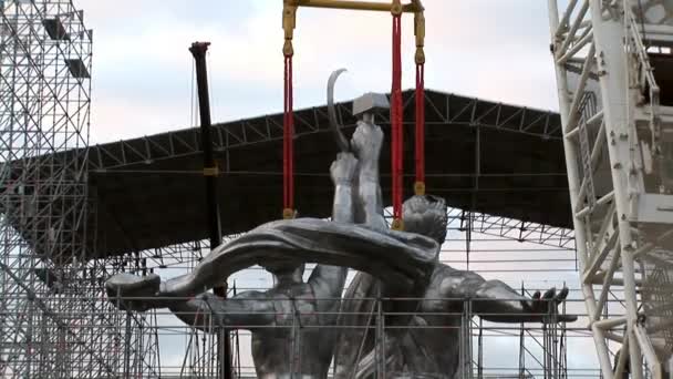 Construção de escultura Trabalhador e Kolkhoz Mulher foi feita por Vera Mukhina — Vídeo de Stock