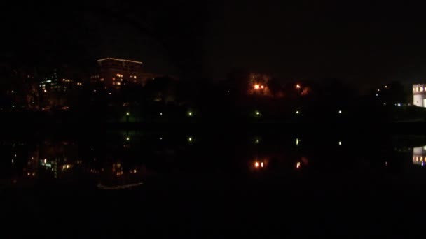 Muralla de piedra blanca del monasterio Novodevichy, reflejo en el agua del estanque por la noche. — Vídeo de stock