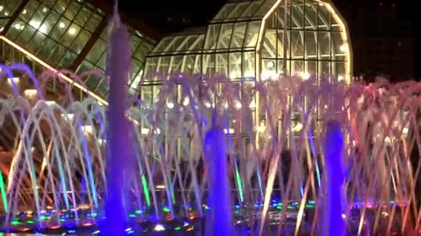 Světelné fontány na náměstí Evropy v blízkosti stanice Kyjev v Moskvě v noci — Stock video