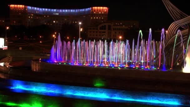 Lysande fontäner på torget i Europa nära Kiev station i Moskva på natten — Stockvideo