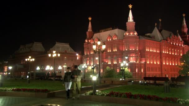 Moskova 'daki Kızıl Meydan' da insanlar Tarihi Müze 'ye yakın yürüyorlar. — Stok video