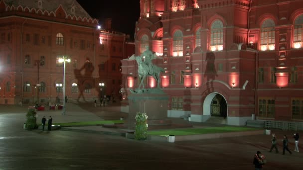 Mensen lopen in de buurt monument Georgy Zhukov in de buurt van Historisch Museum in Moskou. — Stockvideo