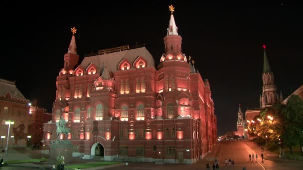 La gente camina cerca del Museo Histórico en la Plaza Roja de Moscú. — Vídeo de stock