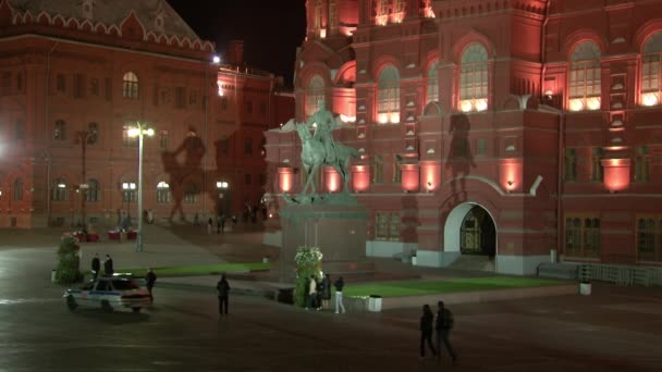 人们在莫斯科历史博物馆附近的Georgy Zhukov纪念碑附近散步. — 图库视频影像