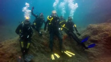 Dalgıçlar Atlantik Okyanusu 'ndaki volkanik kaynağın dibinde su altında sertifika aldılar.