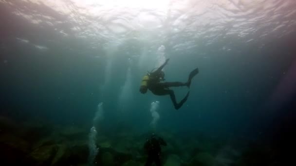 Potápěči se potápějí až na dno Atlantského oceánu. — Stock video