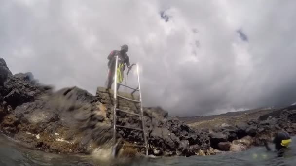 Mergulhador desce escadas na água do oceano Atlântico. — Vídeo de Stock