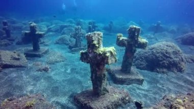 Atlantik Okyanusu 'ndaki volkanik kaynağın altındaki batık mezarlık..
