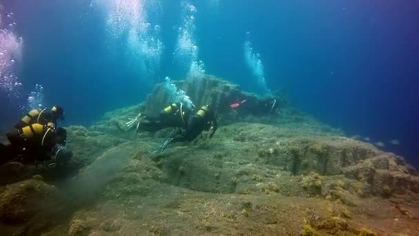 Potápěči pod vodou na dně sopečného původu v Atlantském oceánu. — Stock video