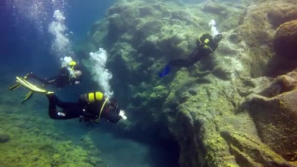 Mergulhadores subaquáticos no fundo de origem vulcânica no oceano Atlântico. — Vídeo de Stock