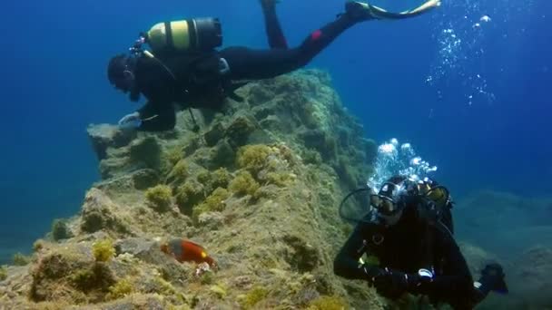 Tauchgruppe unter Wasser auf Grund vulkanischen Ursprungs im Atlantik. — Stockvideo