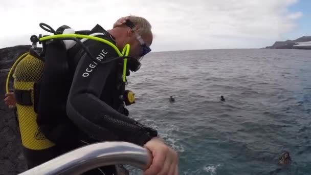 Ныряльщики с дайвинг-лестницы Атлантического океана. — стоковое видео