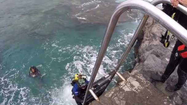 Taucher klettert Treppe des Tauchzentrums im Atlantik. — Stockvideo